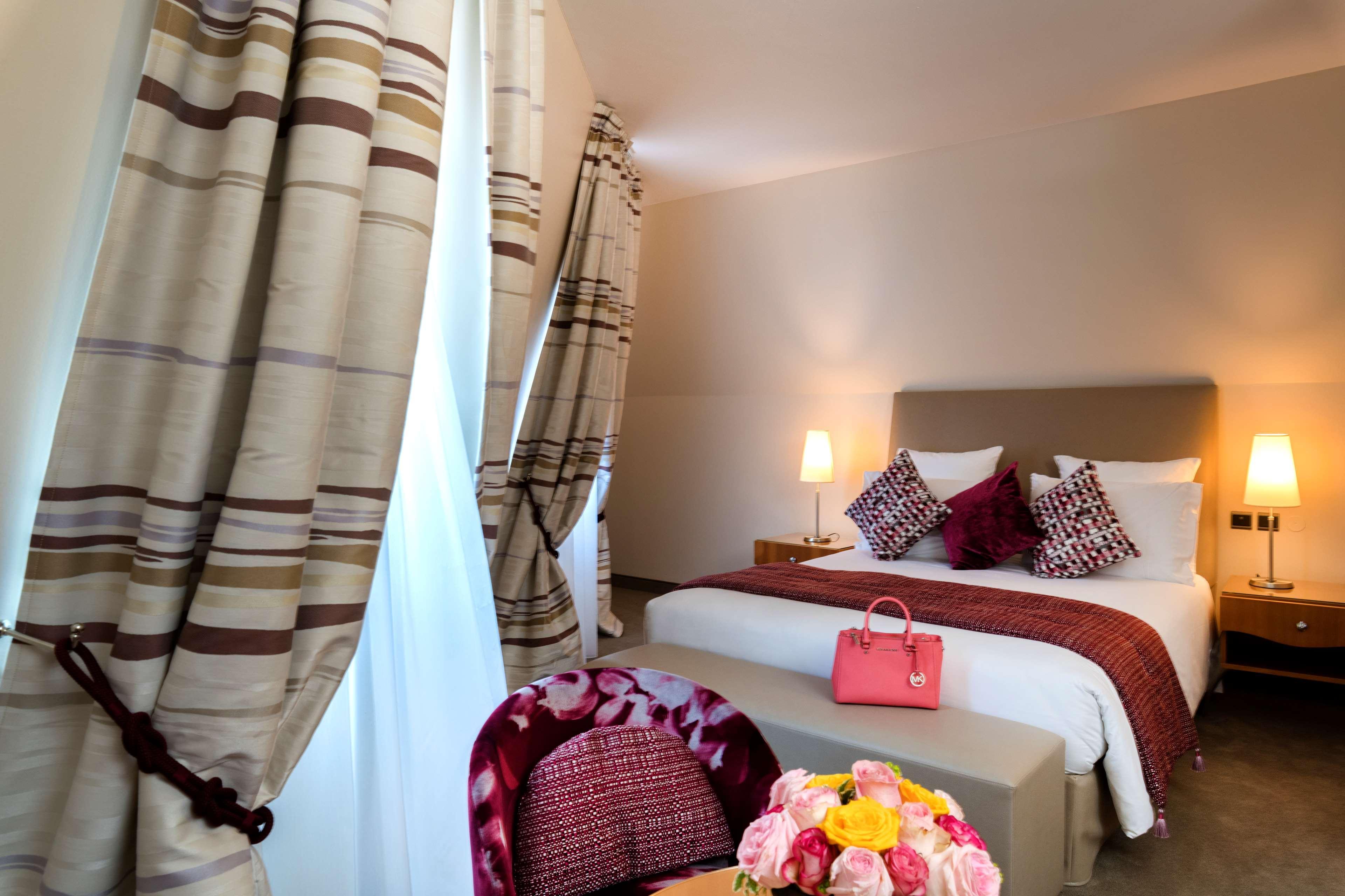 Hotel & Spa Regent Petite France Strasbourg Ngoại thất bức ảnh A bedroom at the hotel