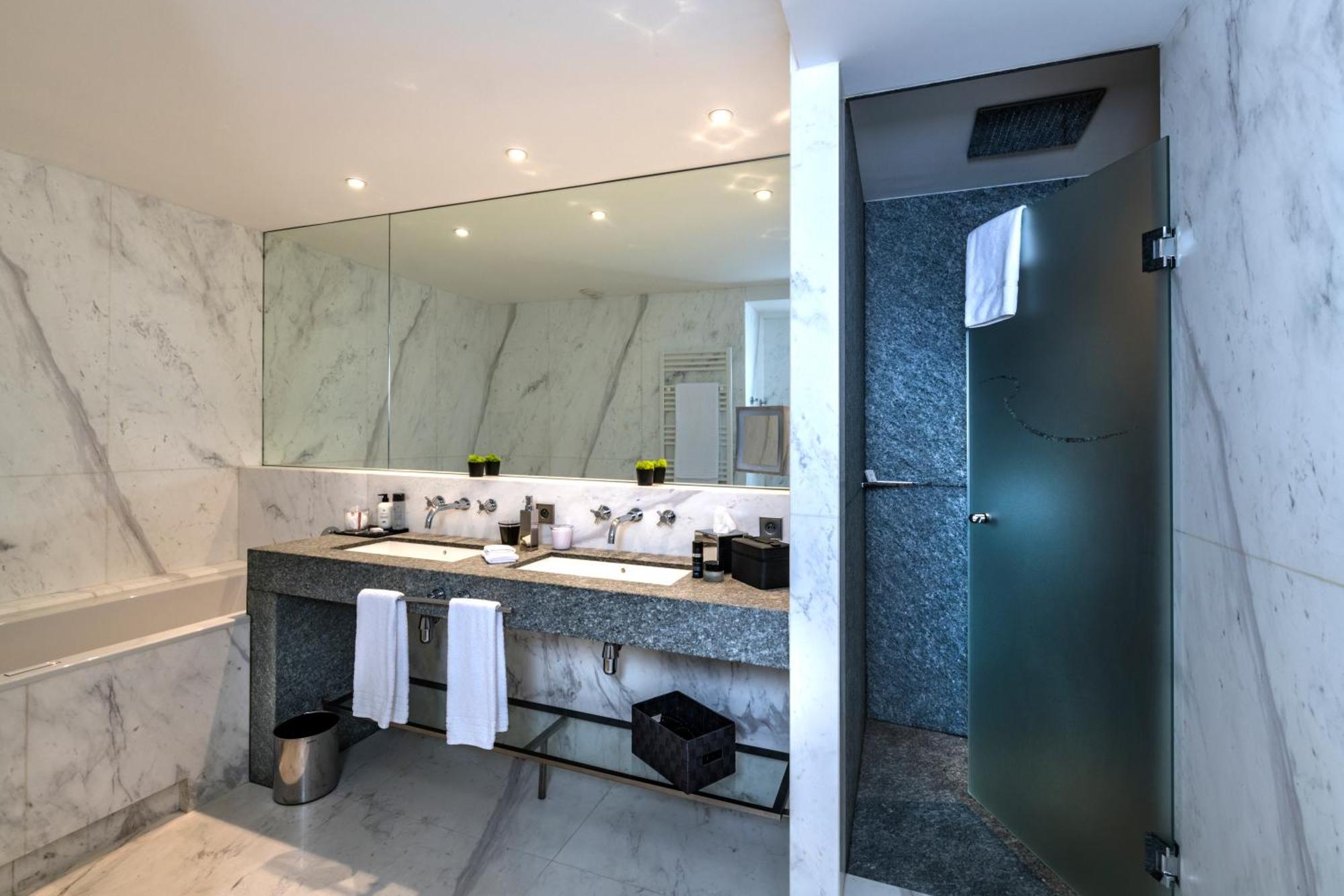 Hotel & Spa Regent Petite France Strasbourg Ngoại thất bức ảnh A shower door